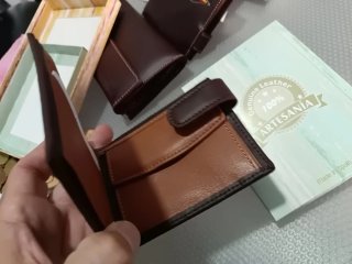 Cartera de cuero con escudo