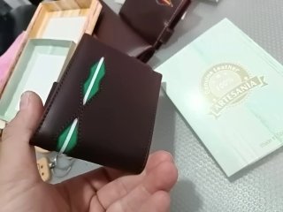 Cartera de cuero con escudo