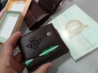 Cartera de cuero con escudo