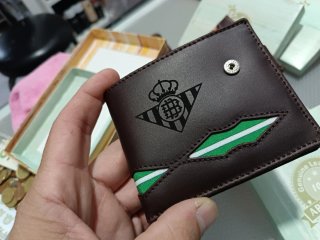 Cartera de cuero con escudo