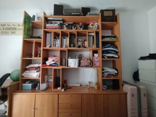 Librería de madera en buen estado