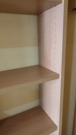 Estantería alta de madera
