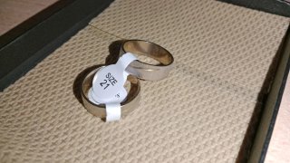 Anillo plateado con líneas doradas