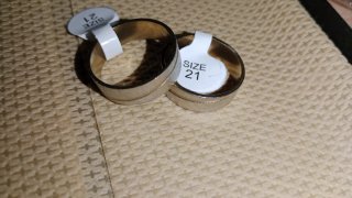 Anillo plateado con líneas doradas