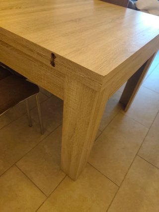 Mesa de comedor de madera
