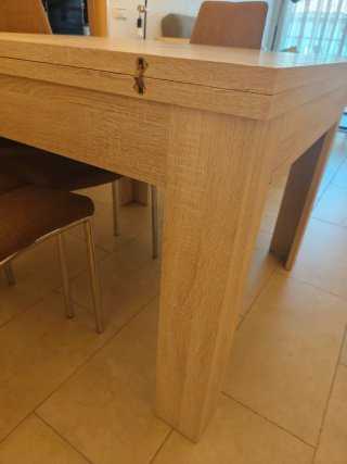 Mesa de comedor de madera