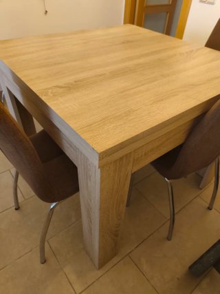 Mesa de comedor de madera