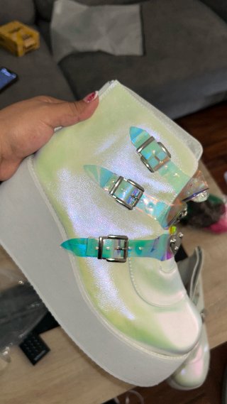 Zapatos blancos con hebillas transparentes