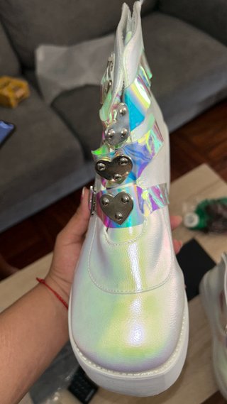 Zapatos blancos con hebillas transparentes