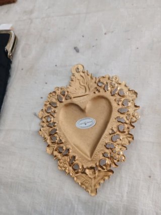 Antico Cuore Sacro in Metallo Dorato