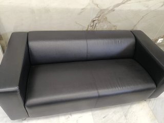 Sofá Polipiel Negro Diseño Acolchado