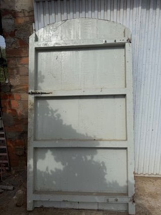 Puerta antigua arqueada