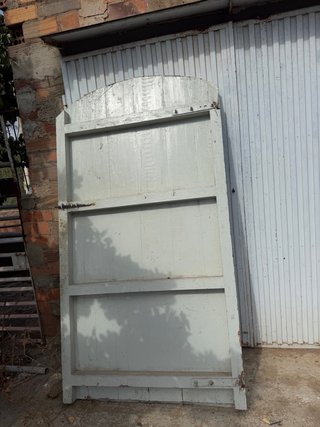 Puerta antigua arqueada