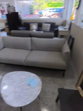 Sofá de tela gris y beige