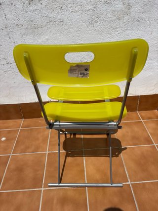 Silla plegable amarilla de plástico