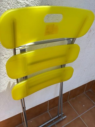 Silla plegable amarilla de plástico