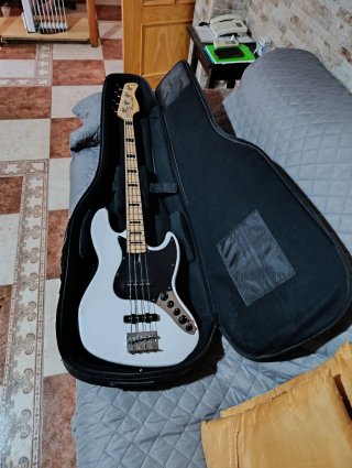 Bajo Marcus Miller V7 Blanco