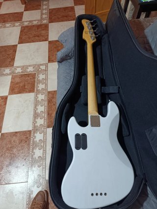 Bajo Marcus Miller V7 Blanco