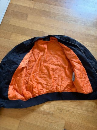 Bomber nera con fodera arancione