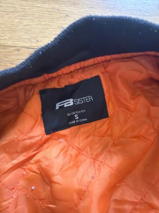 Bomber nera con fodera arancione