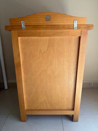 Mesita de noche de madera