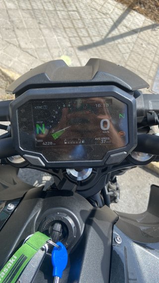 Kawasaki Z650 Naked Negra 4000km
