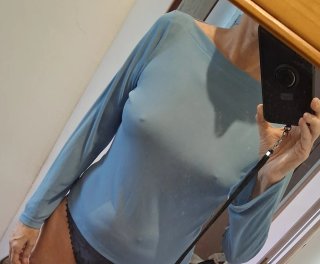 Camiseta manga larga azul cuello barco favorecedor