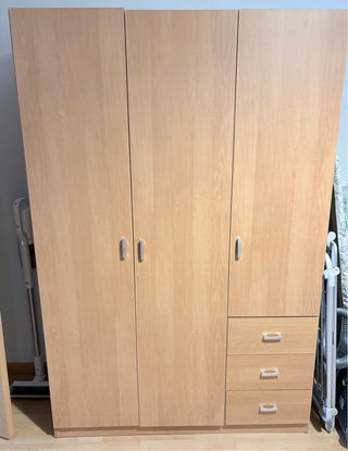 Armario de madera beige