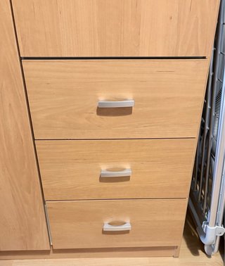 Armario de madera beige