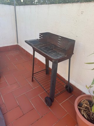Barbacoa metálica con ruedas