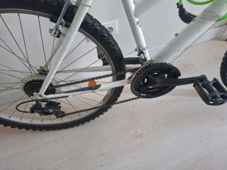 Bicicleta blanca montaña