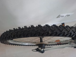 Bicicleta blanca montaña