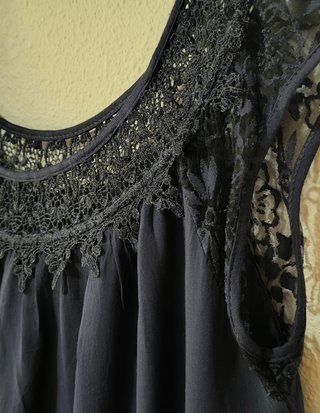 Blusa sin mangas azul marino con encaje