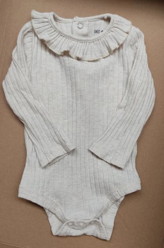 Body UNIT beige cuello volante plumeti 12 meses