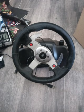 Simulador Logitech con mandos y freno
