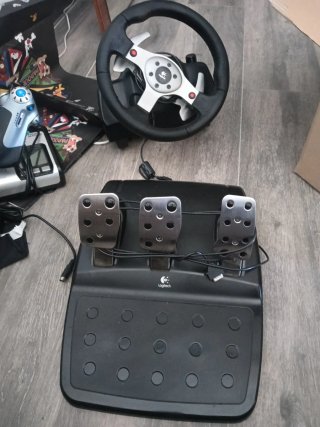 Simulador Logitech con mandos y freno