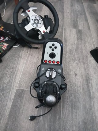Simulador Logitech con mandos y freno