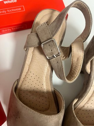 Tacones Beige/Marrón Deity White