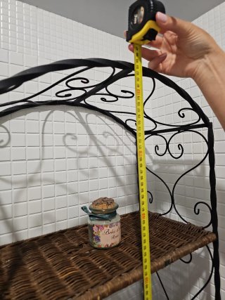 Estantería de metal y mimbre