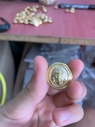 Botones dorados con ancla grandes y pequeños