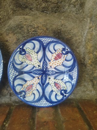 Piatti decorativi in ceramica dipinti a mano