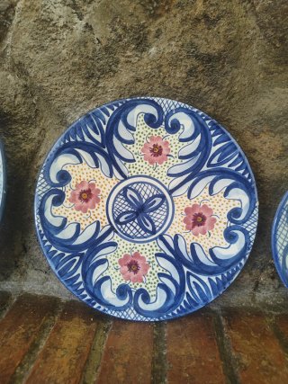 Piatti decorativi in ceramica dipinti a mano