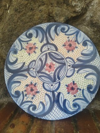 Piatti decorativi in ceramica dipinti a mano