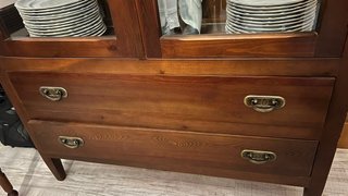 Vitrina de madera con puertas de cristal