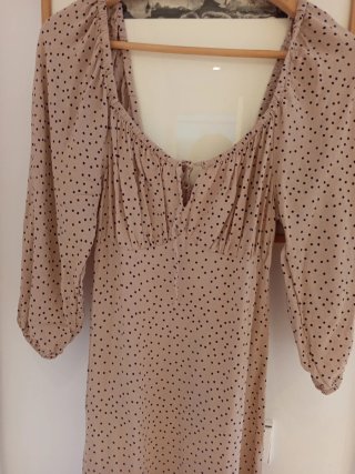 Vestido largo beige con lunares