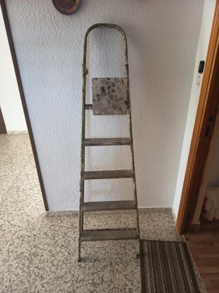 Escalera de aluminio plegable