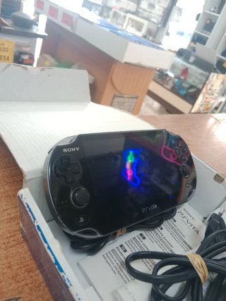 CONSOLA SONY PS VITA OLED CON CAJA Y CARGADOR