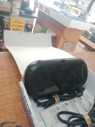CONSOLA SONY PS VITA OLED CON CAJA Y CARGADOR