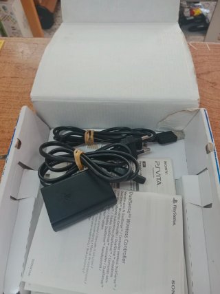 CONSOLA SONY PS VITA OLED CON CAJA Y CARGADOR