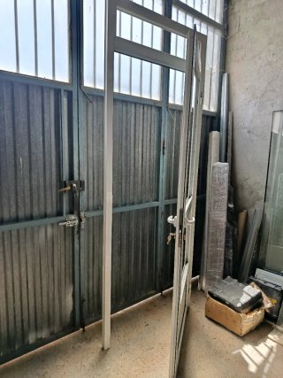 Puerta de entrada de aluminio blanco